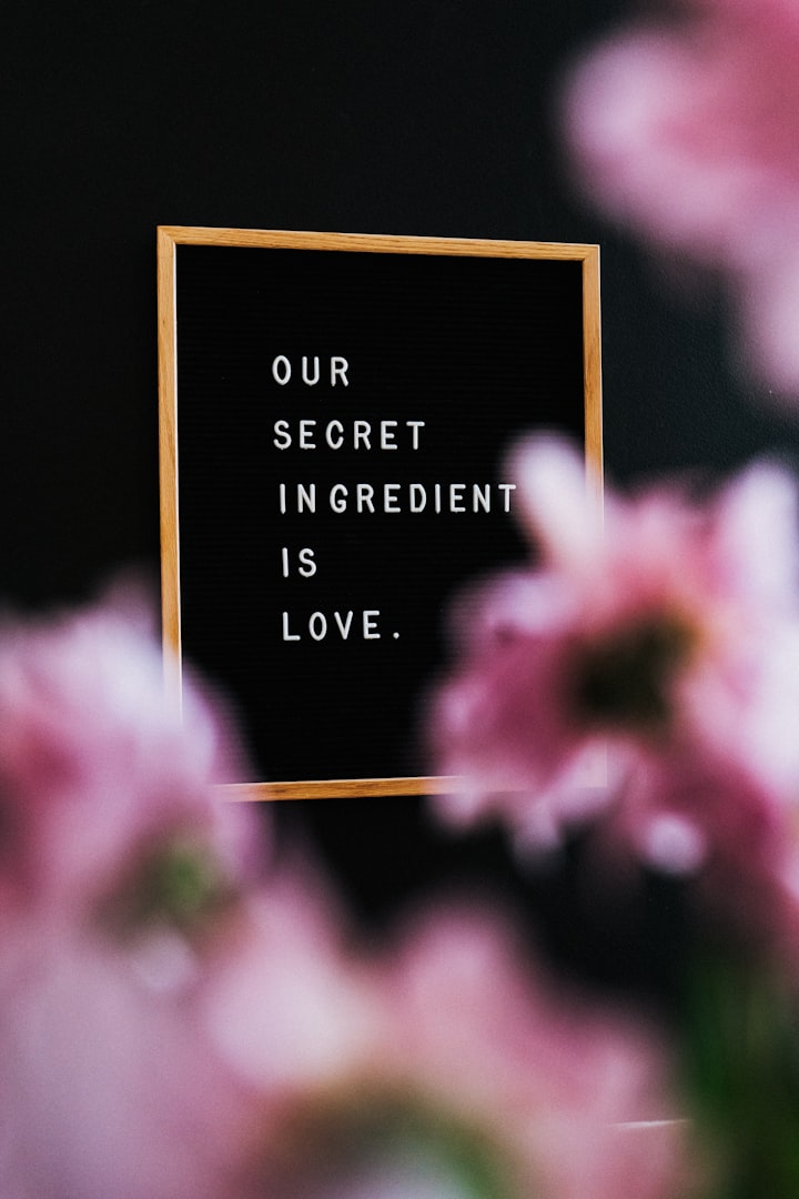 En kvinna ute i sin rullstol som knuffas av en personlig assistent